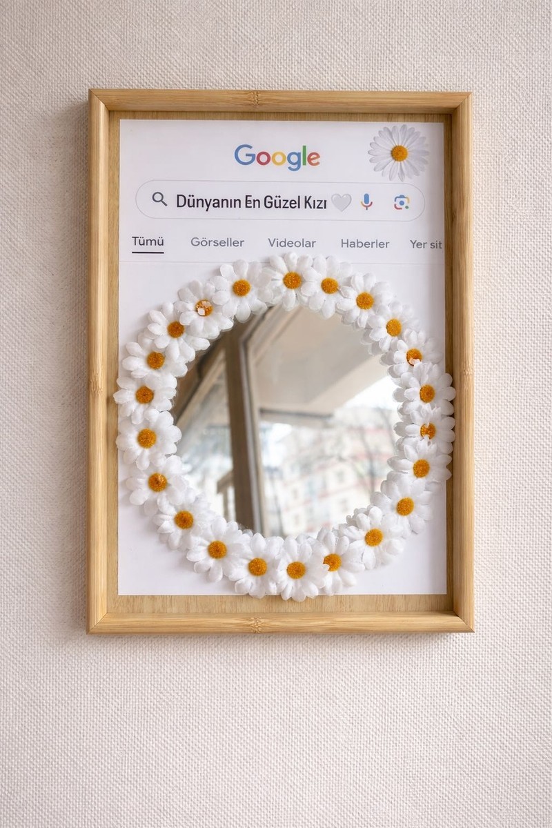 Ada Home Collection Dünyanın En Güzel Kızı Temalı Çiçekli Duvar Aynası Ahşap Çerçeve Dikdörtgen Beyaz Renk 22x30 cm